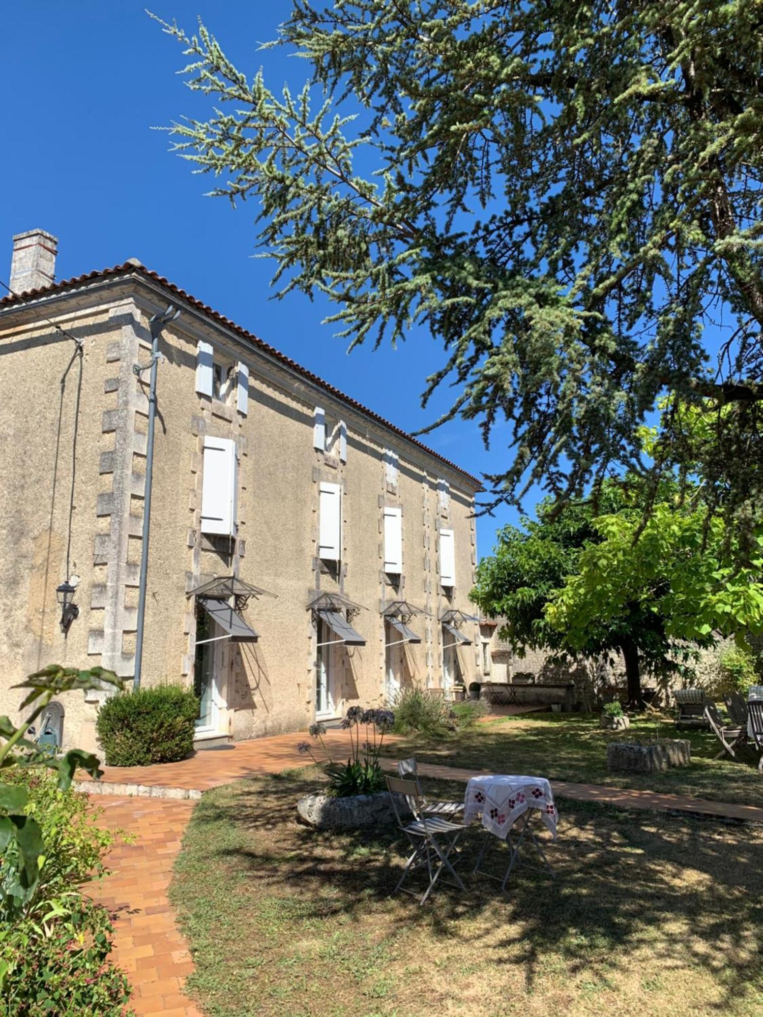 The Cool Lounge A Coulonges - Charente Bed & Breakfast エクステリア 写真