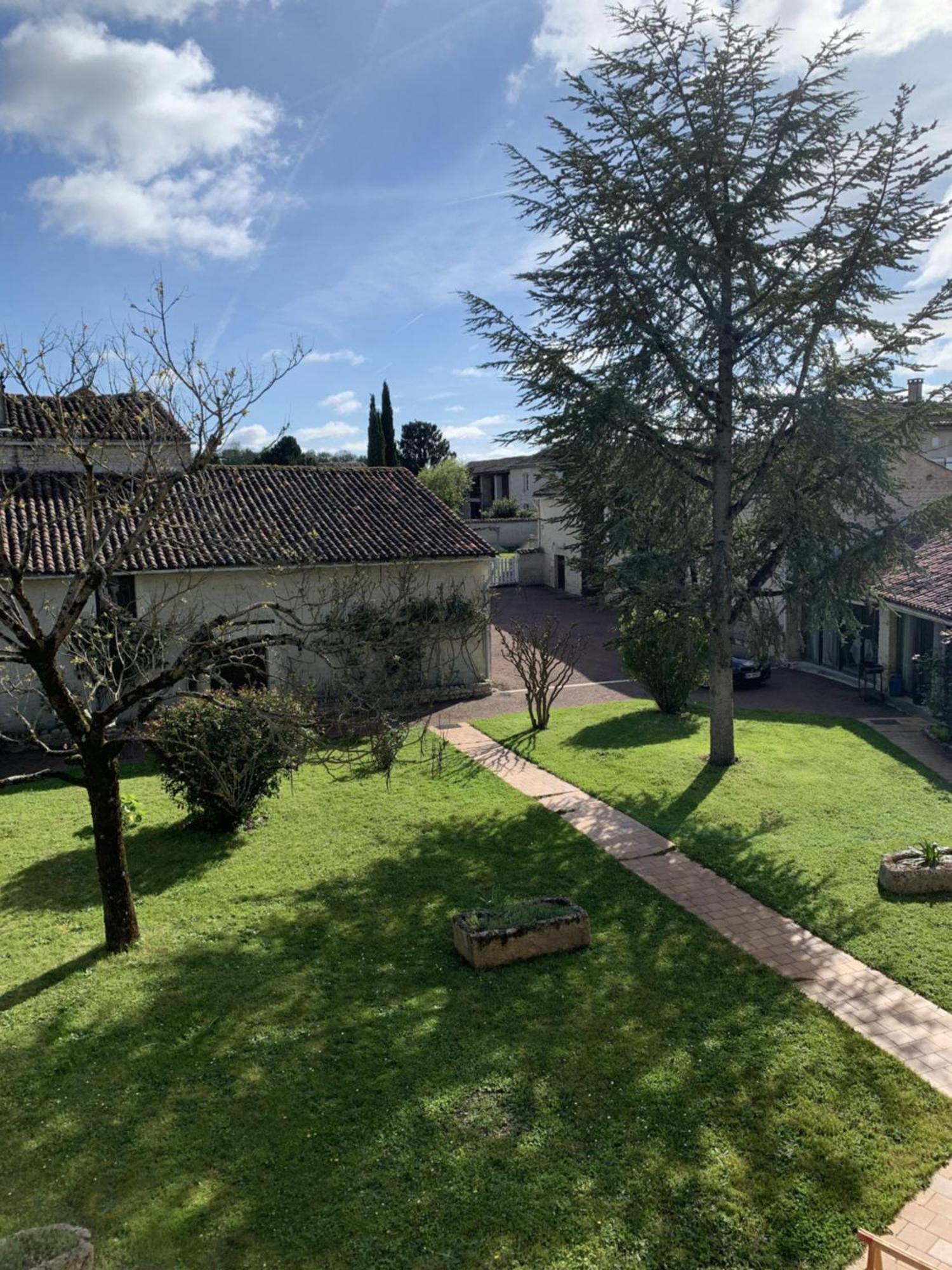 The Cool Lounge A Coulonges - Charente Bed & Breakfast エクステリア 写真