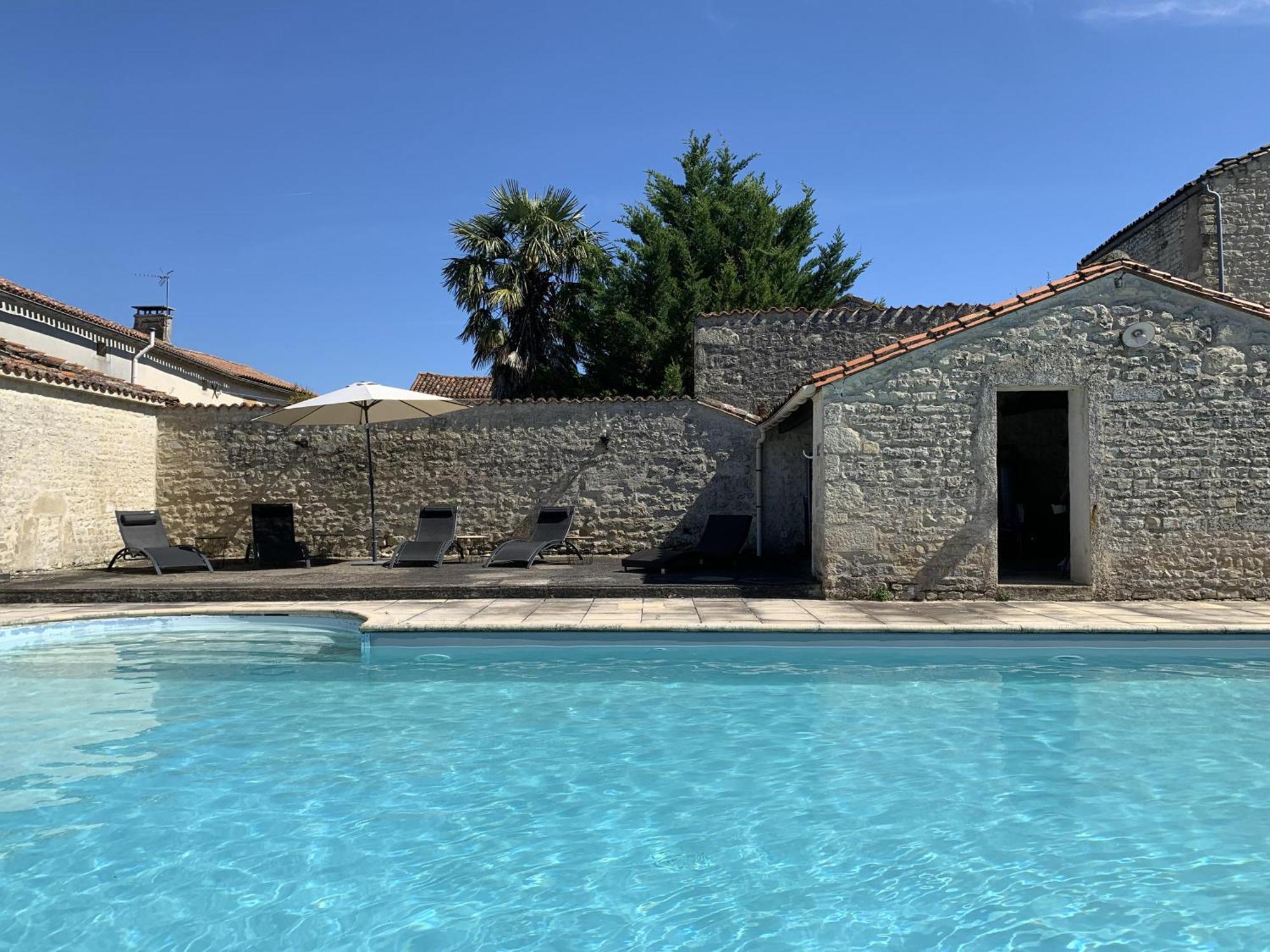 The Cool Lounge A Coulonges - Charente Bed & Breakfast エクステリア 写真