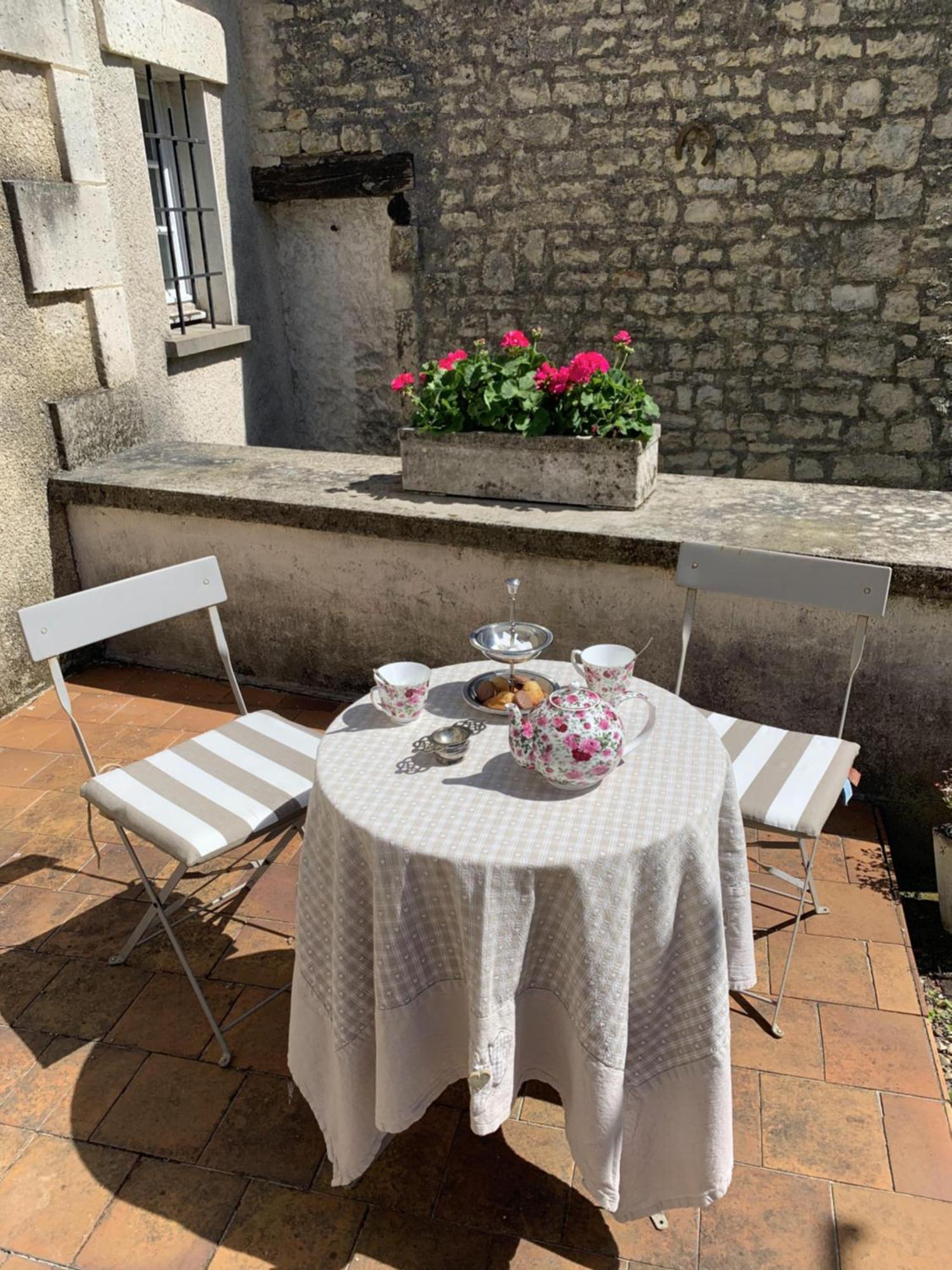 The Cool Lounge A Coulonges - Charente Bed & Breakfast エクステリア 写真